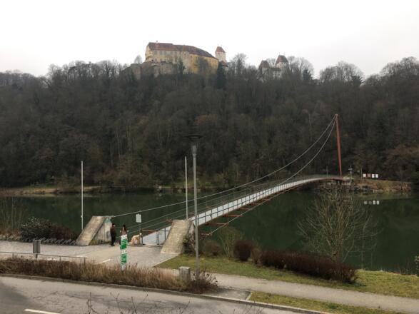 Fussgaengerbrücke über die Donau