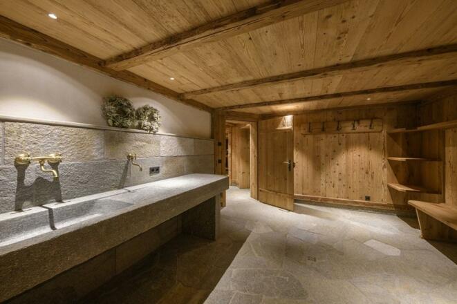 Umkleideraum mit Skischuhtrockner im Untergeschoß