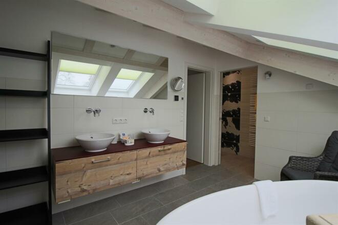 Waschtisch und Dusche