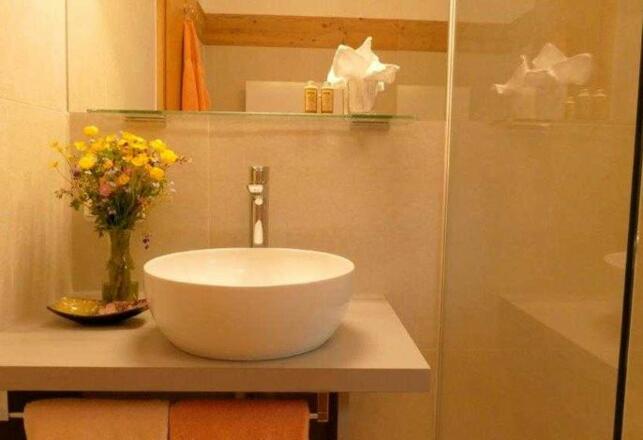 Luxuriöses Badezimmer mit Fußbodenheizung