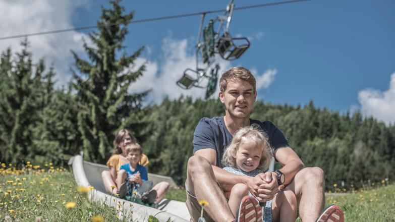 Familienspaß auf der Sommerrodelbahn am Biberg in Saalfelden
