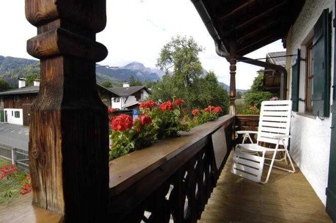 Gaestehaus Maurer Balkon mit Alpspitze
