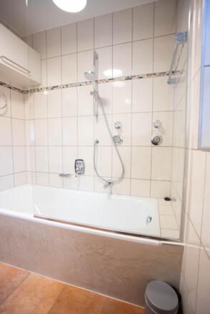 Badezimmer mit Wanne im Erdgeschoss