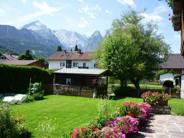 Aussicht über unseren Garten zur Alpspitze