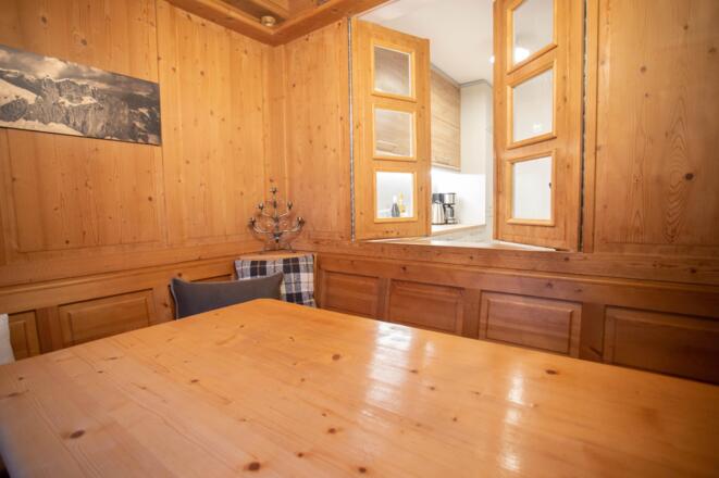 Essplatz  mit Durchreiche zur Küche