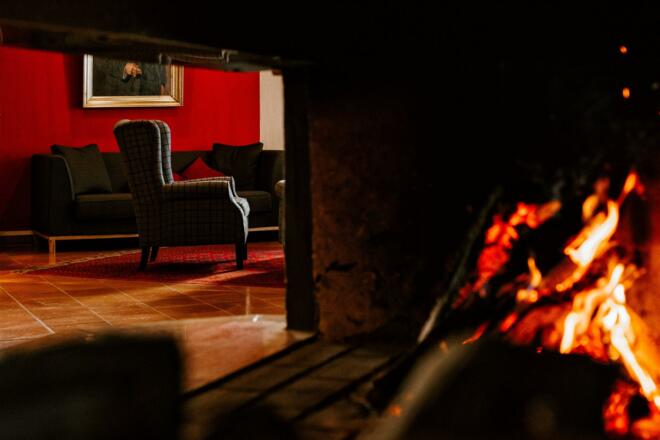 Hotel Lobby mit gemütlichem offenem Kamin