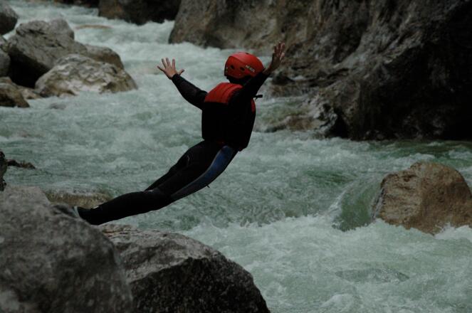 Spünge ins Wasser der Ache