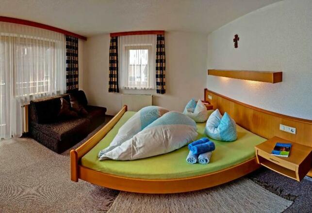 Schlafzimmer aus der Ferienwohnung Vilsalpsee, mit Südseitigen Balkon