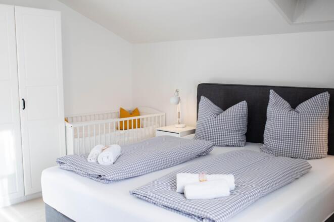 Schlafzimmer 1 mit Babybett