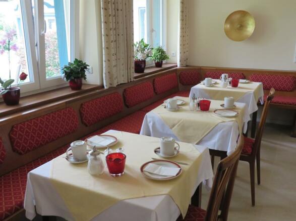 lichtdurchfluteter Frühstücksraum