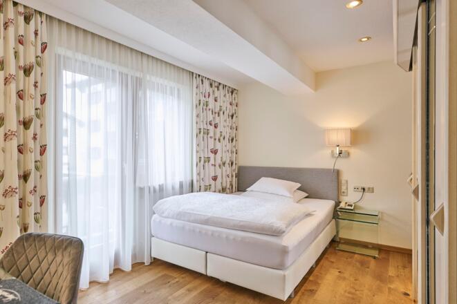 Einbettzimmer mit Balkon