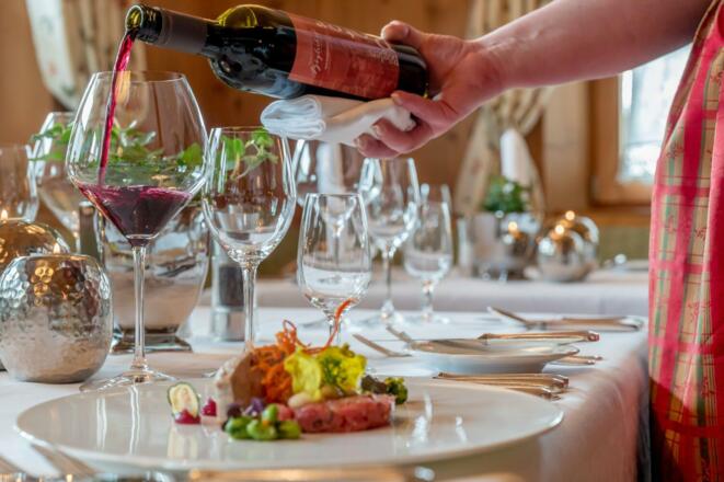 Böglerhof Wein einschenken