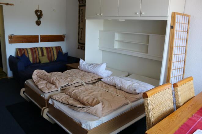 Ausgeklappte Betten mit Couch