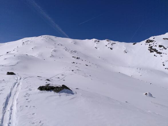 Auf dem Rücken, über den der Anstieg zum Gipfel verläuft.