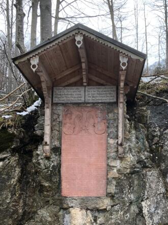 Gedenktafel zum Bau der Kesselbergstrasse