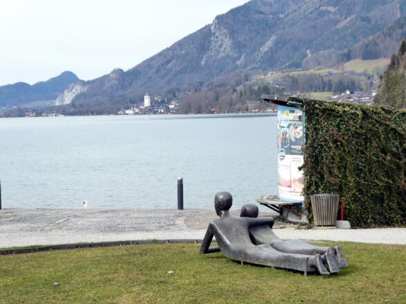 Die Bronzeplastik von Eva Mazzucco träumt vom gegenüberliegenden St. Wolfgang.