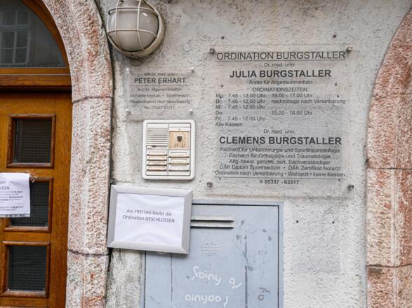 Schild Dr. Julia Burgstaller