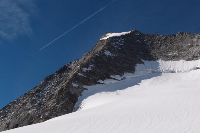 Zwischen Gletscherabbruch (links) und Bergschrund gehts an den Fels
