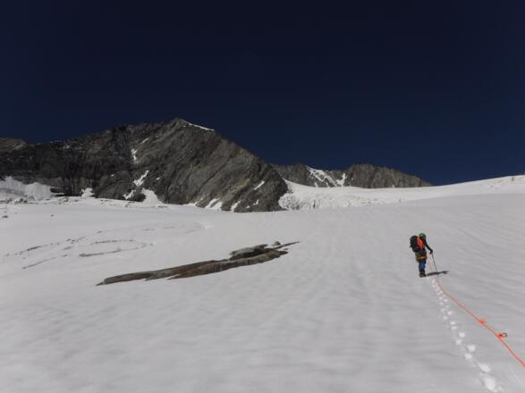 Man holt in weitem Linksbogen aus und umgeht den Gletscherbruch, um den gut sichtbaren Nordgrat zu erreichen