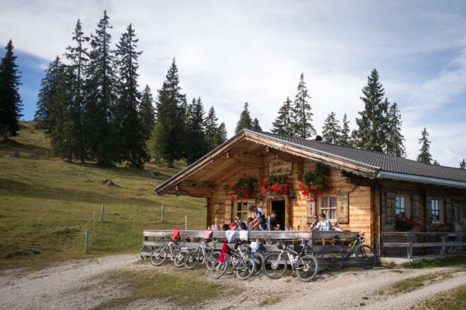 Bikes vor Anderls Almhütte
