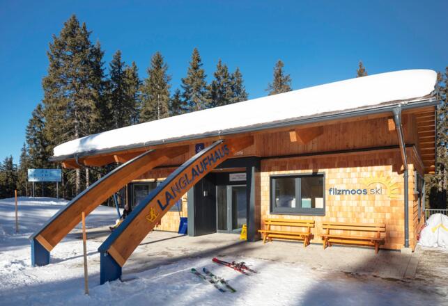 Langlaufhaus an der Bergstation der Papageno Gondelbahn am Rossbrand