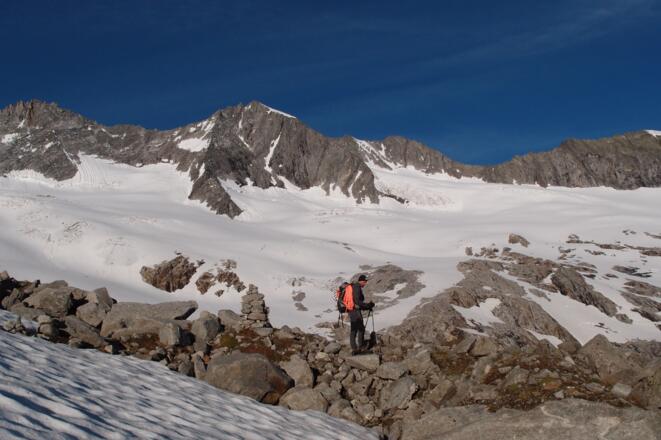 An dem großen Steinmann der orographisch rechten Moräne; lange Querung und Umgehung des Eisbruchs gut einsehbar