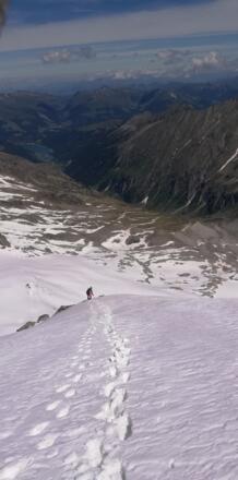 Eisraute: Nach unten hin wird diese immer steiler; unterhalb befindet sich ein Felsband, weswegen es psychologisch nicht ganz so haltlos ist, wie es den Anschein hat