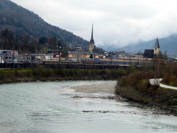 Entlang der Salzach geht es mit Bahn, Bus, oder zu Fuß wieder retour nach Bischofshofen.