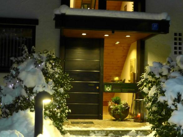 Hauseingang im Winter