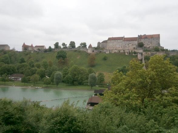 Blick  von Westen auf den Hauptteil der Burg
