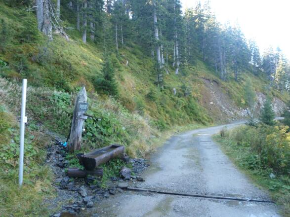 Beim "Eisbrunnen" hat man das Meiste hinter sich: Nun geht es in sanfter Steigung am Grat entlang bis zum Gipfelaufbau.