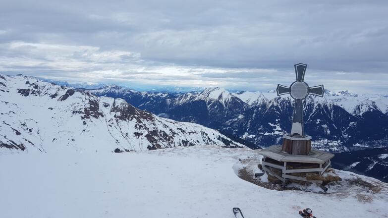 Das schöne Gipfelkreuz mit Blick Richtung Nord-Ost