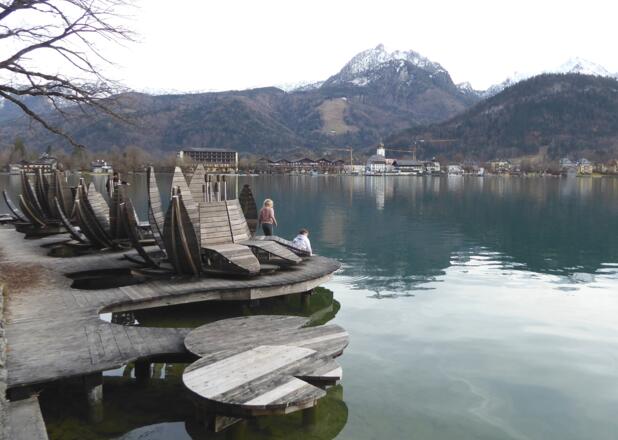 Die Seerosen-Liegen am Weg um den Bürgl garantieren ein hautnahes Wassererlebnis.