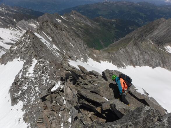 Beginn des Abstiegs: (ausgesetzte) Gipfelfelsen zur Eisraute