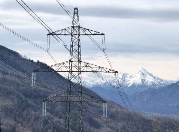 Ein kurzer Abschnitt folgt der neuen Stromautobahn. Aber irgendwie muss der Strom ja transportiert werden.