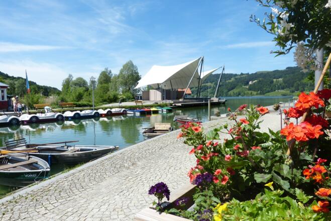 Uferpromenade mit Seebühne