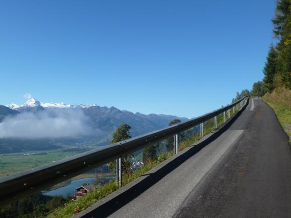 Bis zur Enzianhütte fährt man über eine Asphaltstraße bergauf.