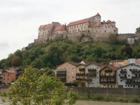 Die Burg zu Burghausen von der österreichischen Seite