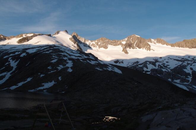 Anstieg zunächst auf dem Rücken Richtung Gabler und dann Querung zur markanten Moräne nach rechts (verschwindet im Bild hinter dem Rücken)