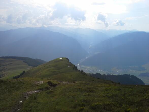 Blick vom Schwalbenwand-Hauptgipfel zum Maishofener Schwalbenwandgipfel.