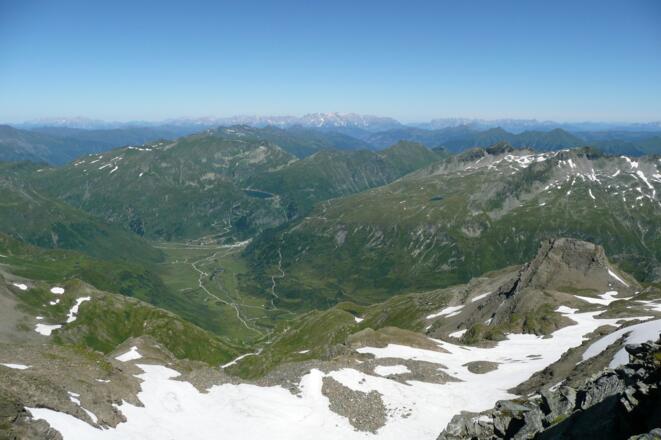 Blick vom Vorderen Geiselkopf in das Nassfeld, auf Sportgastein und auf den Unteren Pochkartsee im Bundesland Salzburg