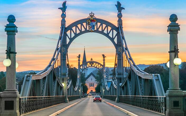 Die Länderbrücke zwischen Oberndorf und Laufen wurde in den Jahren 1901 bis 1903 errichtet.