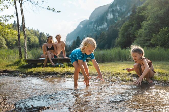 Kinder spielen am Berglsteinersee