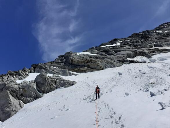 Übergang Einstieg Grat - Gletscher; am besteen man nimmt nicht das breitere Schneeband nach links, sondern das schmale darüber, um die erste IIIer-Stelle zu umgehen