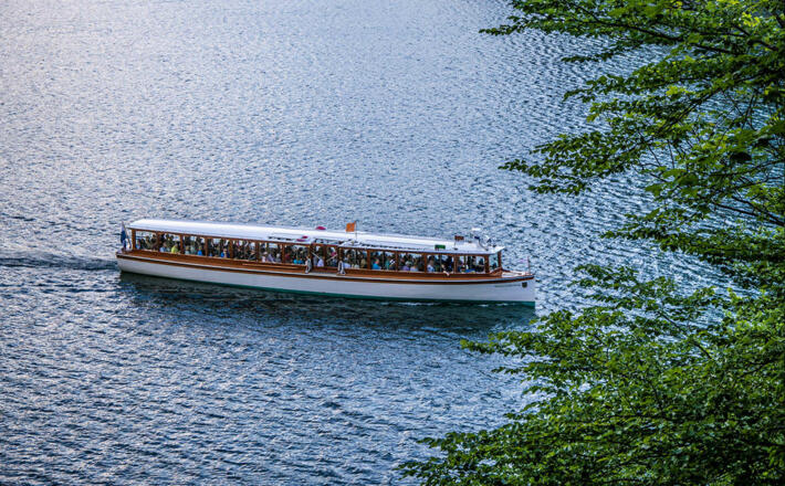 Ein Elektroboot der Königssee Flotte am Malerwinkel