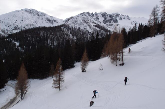 Wiederaufsteig nach Maria Waldrast, links der Blaser, rechts die Peilspitze; knapp links der Bildmitte die Mulde des Langen Tals und rechts die markante breite Rinne (=unsere Abfahrtsvariante)