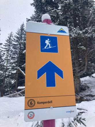 Gute Markierungen leiten den Weg zum Komperdell