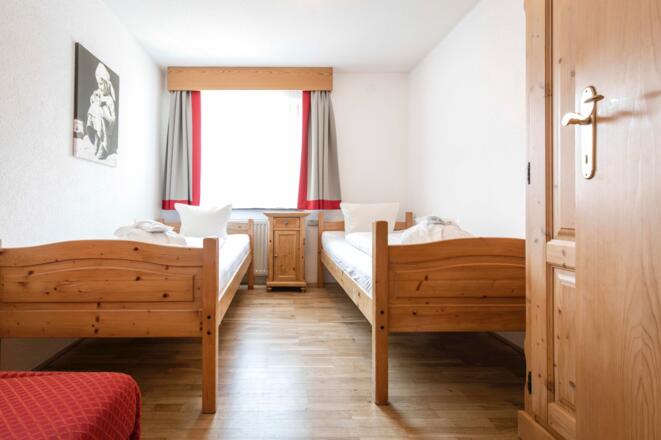 02 Sporthotel_Familien_Suite_2.Schlafzimmer_2 Einz