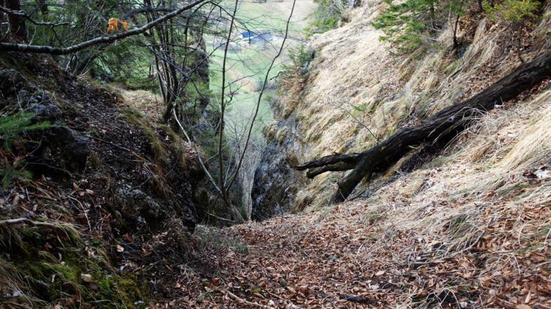 Oberhalb einer Schlucht beim Abstieg vorbei.