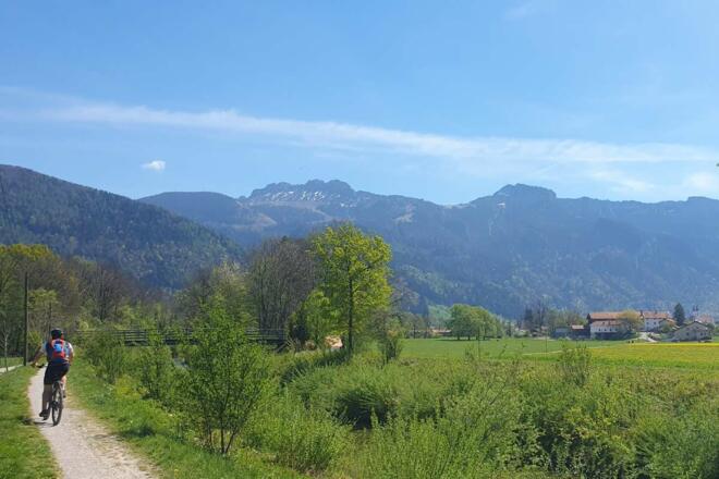 Entlang der Prien mit Blick auf die Kampenwand